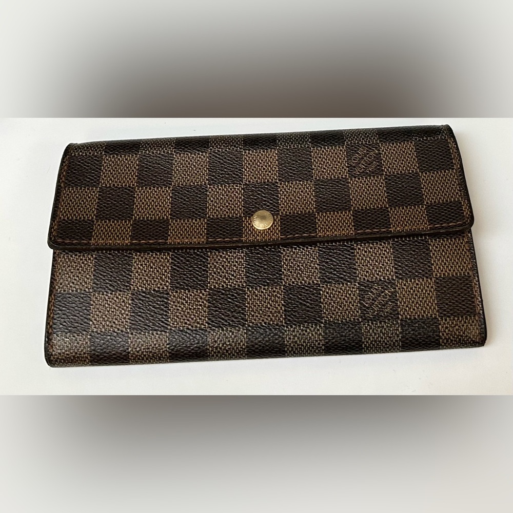 Authentic Louis Vuitton Damier Ebene Sarah wallet from 2005 in used condition.
